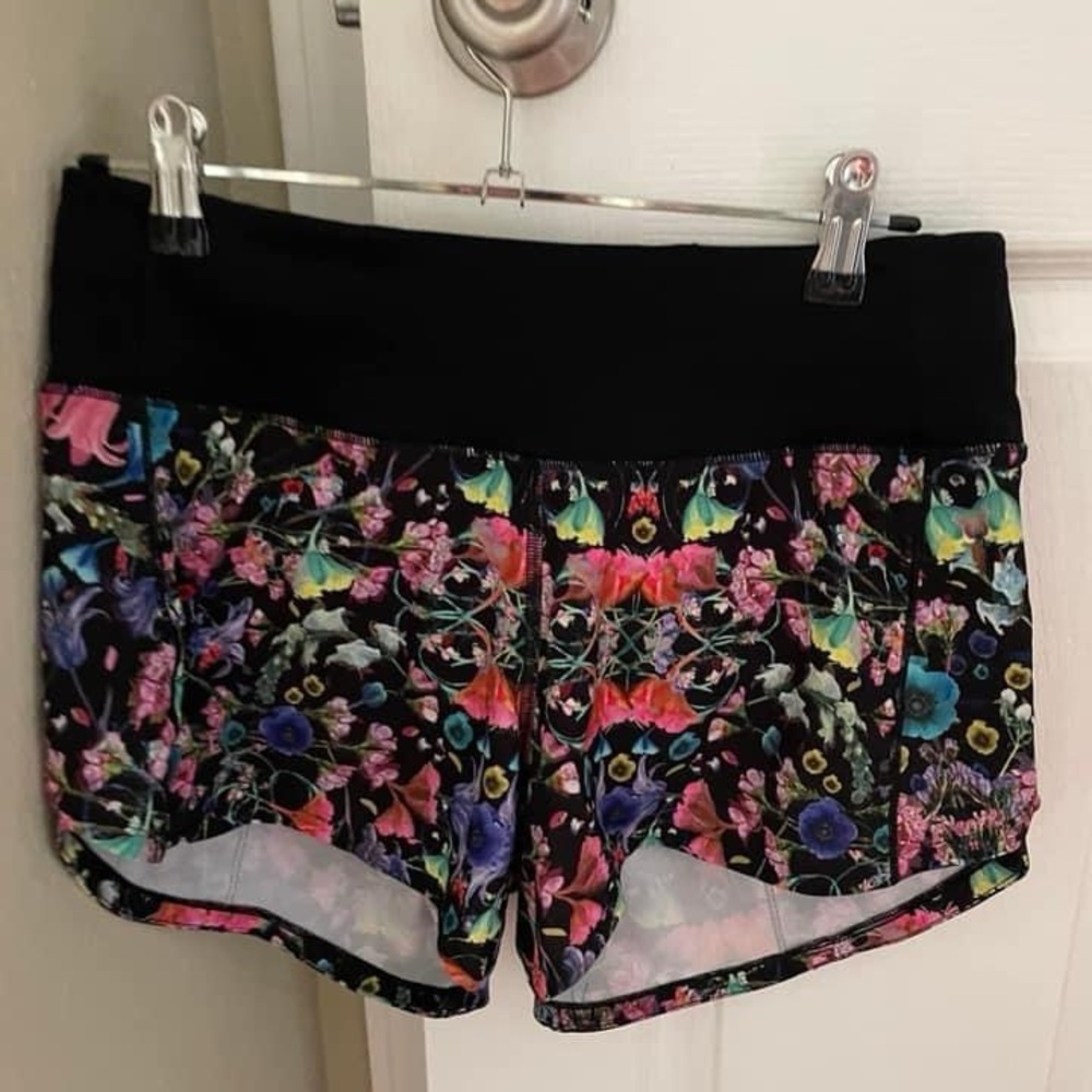 RARE LULULEMON SIZE 4 4” SHORTS